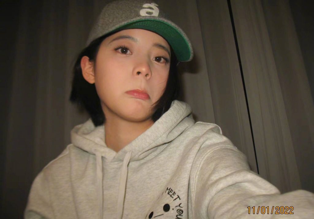 欧阳娜娜晒自拍美照 戴鸭舌帽少女感满满 