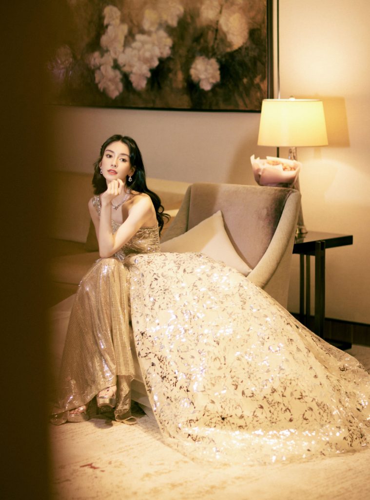 是仙女！Baby穿香槟色礼服勾勒绝美曲线 