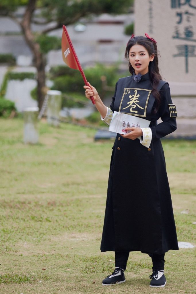 杨超越扎双马尾甜美可爱 举铁勺表情呆萌 