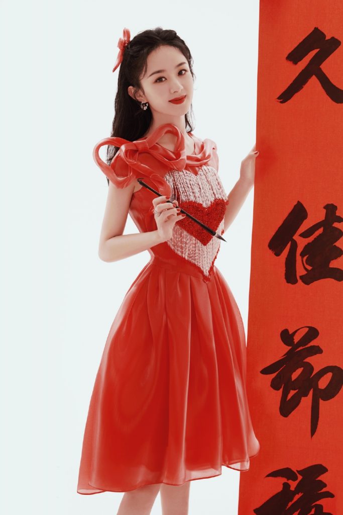 赵丽颖新年写真曝光 穿红装笑意盈盈 