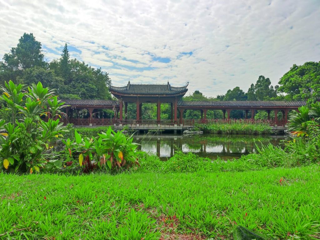 智能无人零售车闪现广州海珠公园 