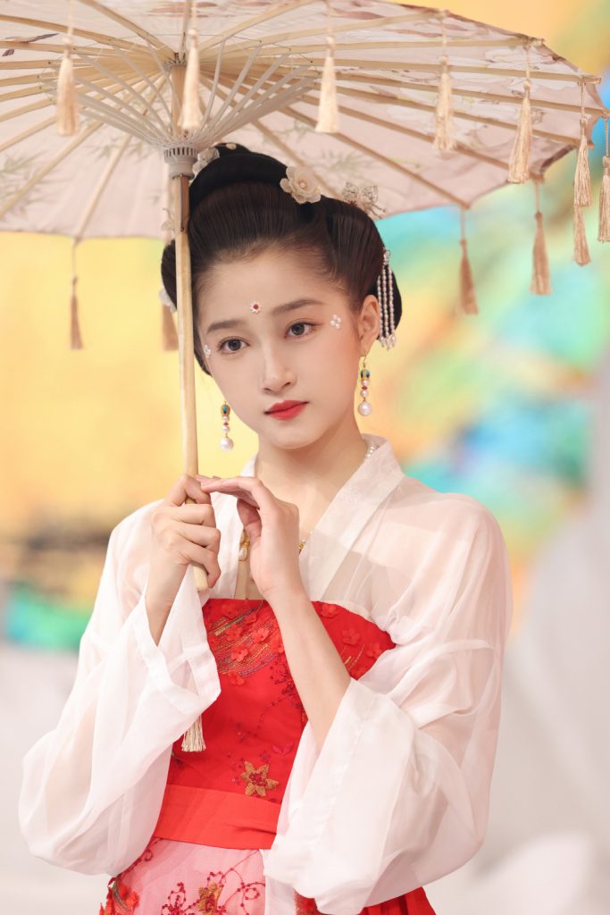 关晓彤古装造型释出 手撑油纸伞身姿婀娜 