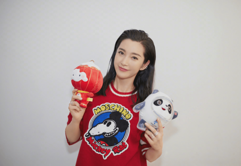 众星与冰墩墩雪容融合照 花式表达爱意 