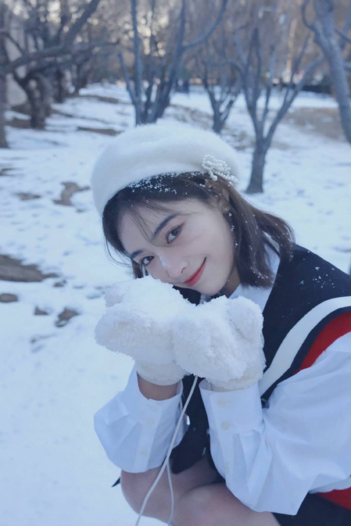 许佳琪分享雪地氛围感随拍 学院风满满 