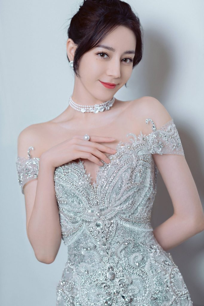 热巴穿璀璨星河裙秀S型身材 妩媚动人 