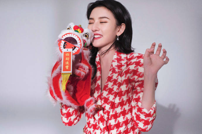 宋祖儿穿红格西装手持福字庆新年 虎力全开 