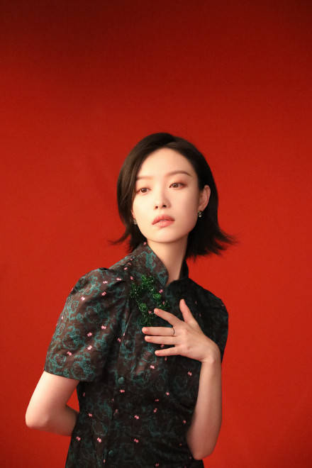 倪妮拍摄花絮释出 国风旗袍优雅至极 