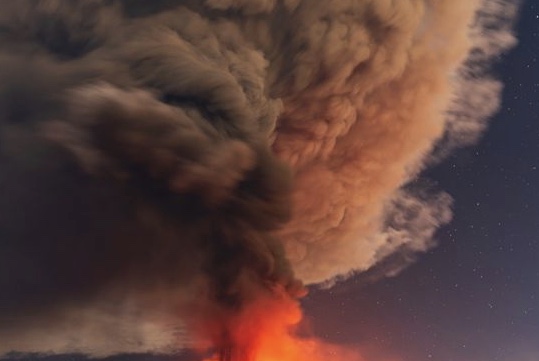 意大利埃特纳火山喷发 产生壮观火山闪电 