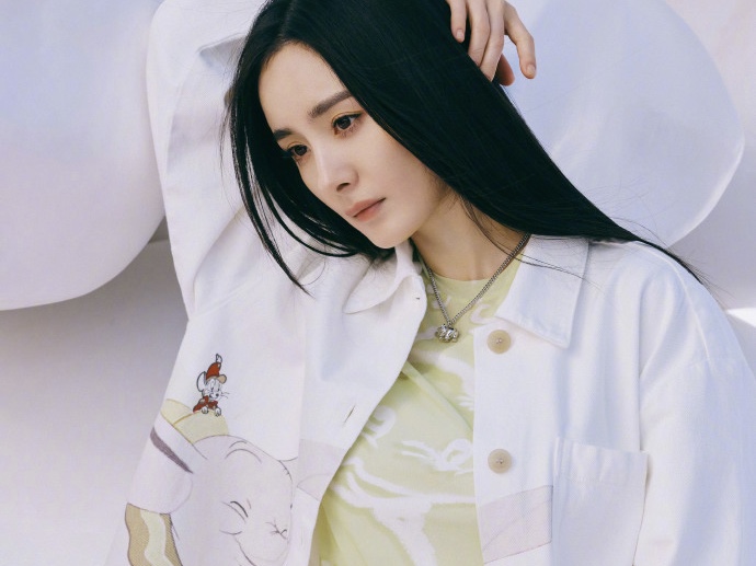 杨幂工作花絮照曝光 公主切造型又美又飒 