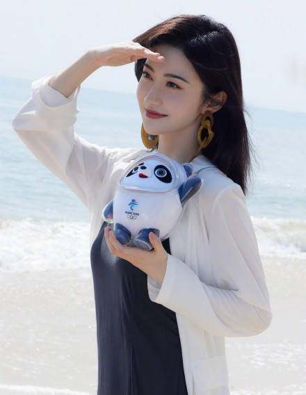 景甜拿冰墩墩笑容甜美 穿白衣优雅大方 