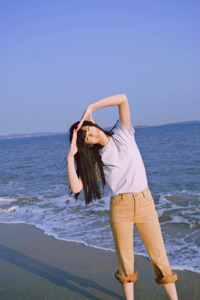 傅菁海边拍美照 披长发穿白T清纯感十足 