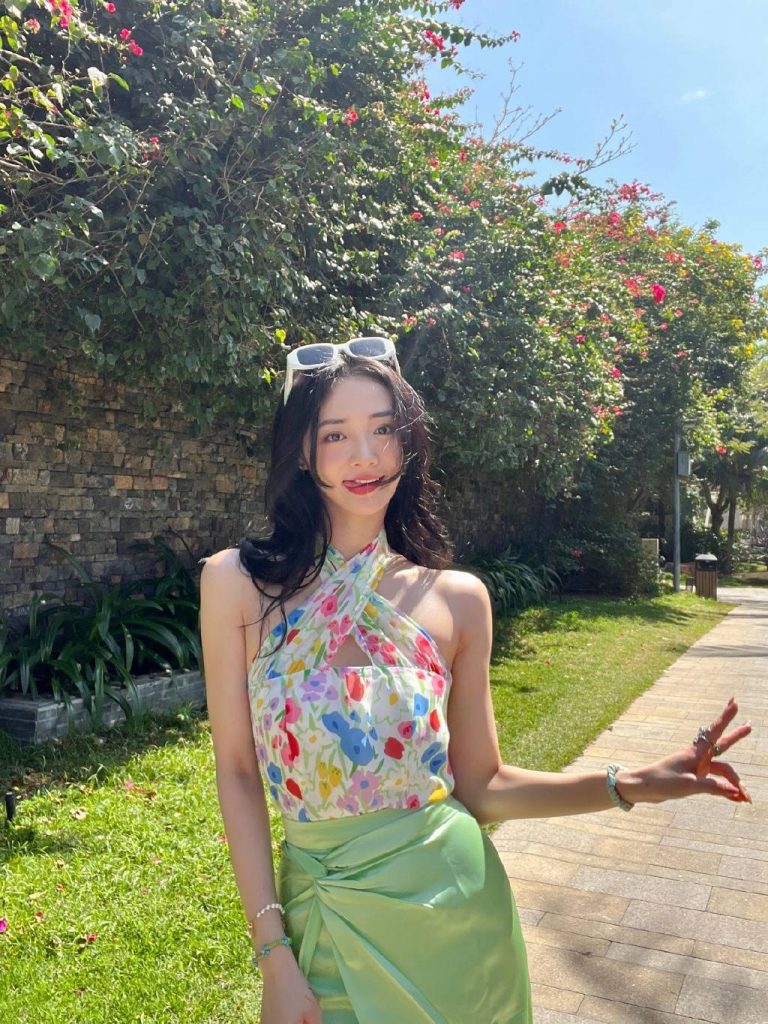 周洁琼三亚游玩晒甜美随拍 活泼俏皮 