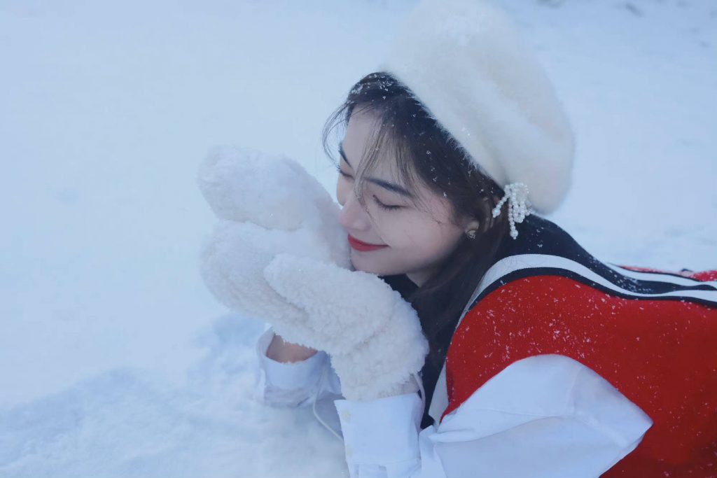 许佳琪分享雪地氛围感随拍 学院风满满 