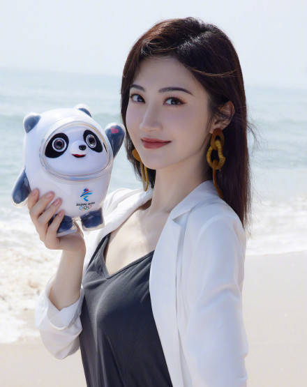 景甜拿冰墩墩笑容甜美 穿白衣优雅大方 