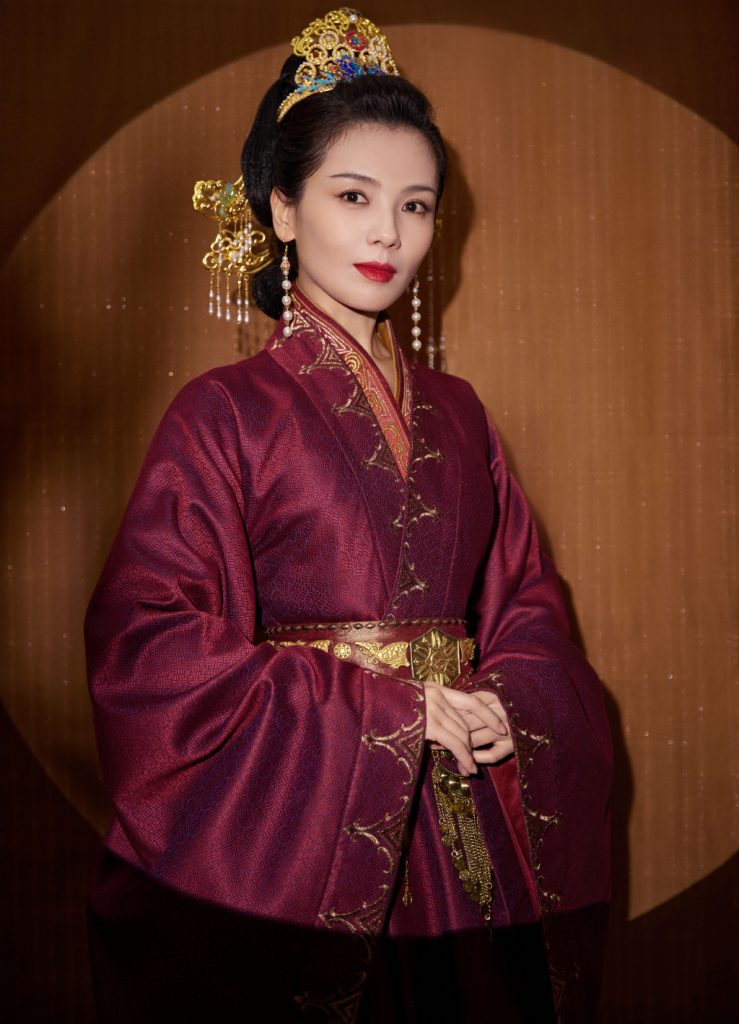 刘涛穿暗红色古装雍容端庄 持书卷气场全开 