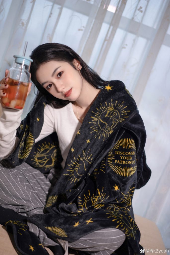周也穿黑色短裤踩高跟鞋 长腿吸睛甜美可人 