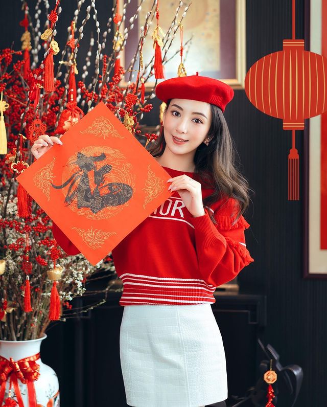 方媛给大家拜年，手拿郭富城写的福字 