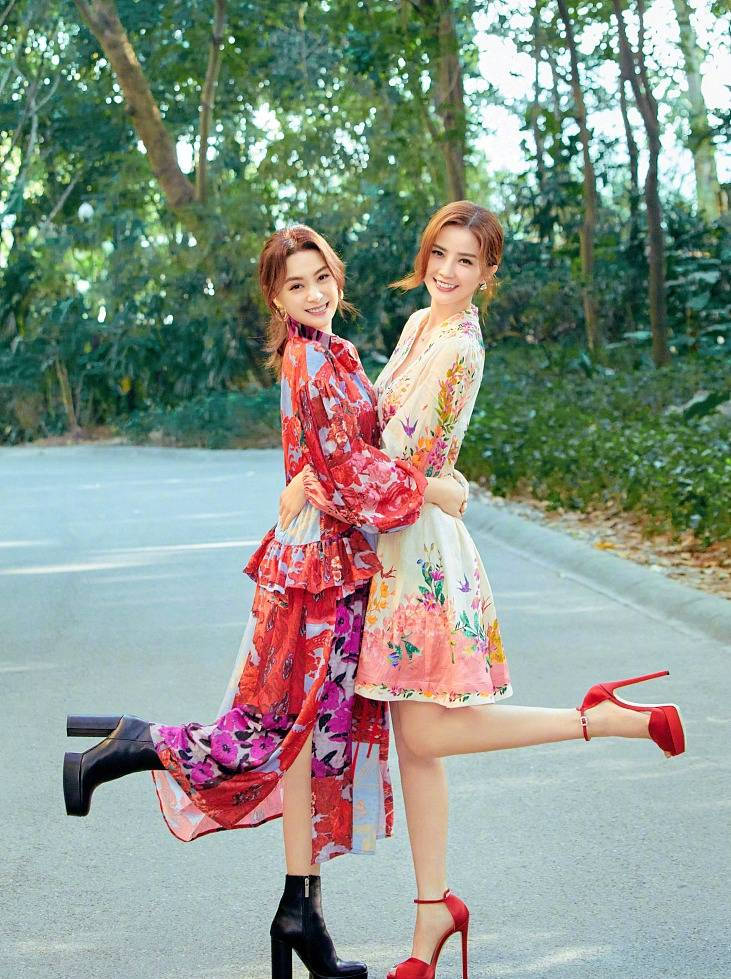 Twins穿花裙互相搂腰 笑容灿烂感情好 