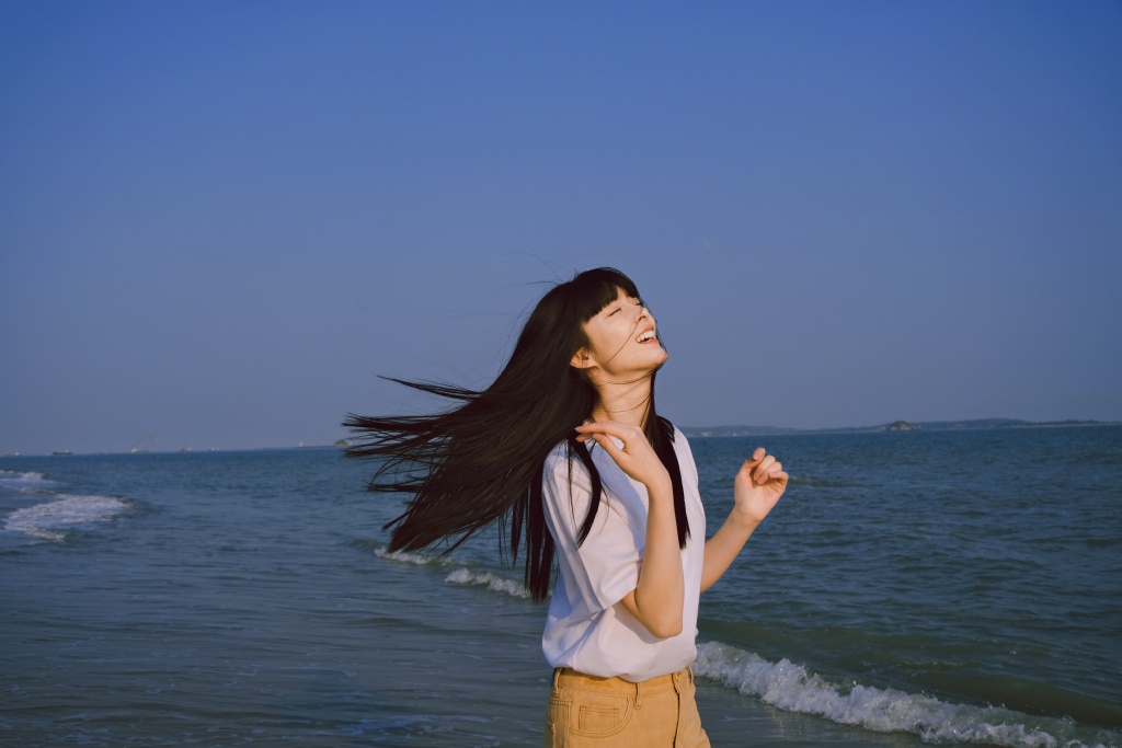 傅菁海边拍美照 披长发穿白T清纯感十足 