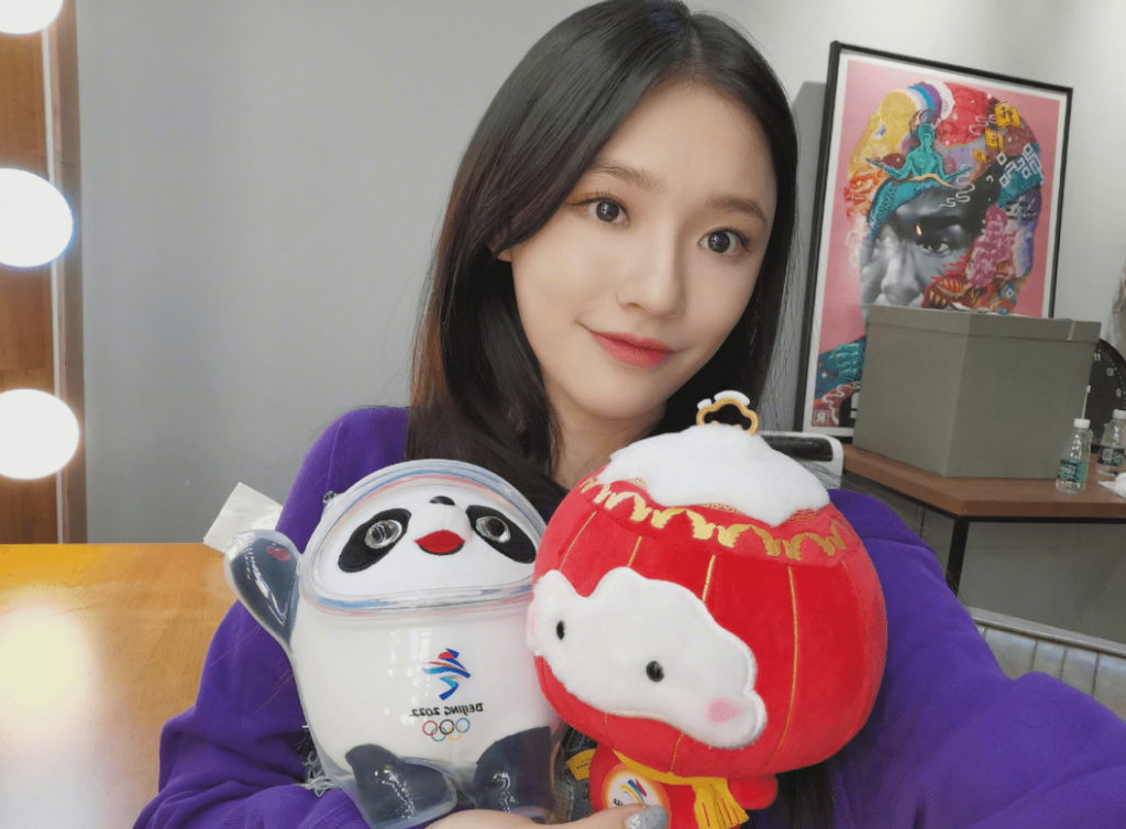 众星与冰墩墩雪容融合照 花式表达爱意 
