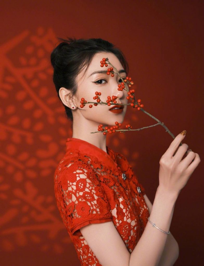 毛晓彤晒红裙美照喊话：妈妈我上春晚啦 
