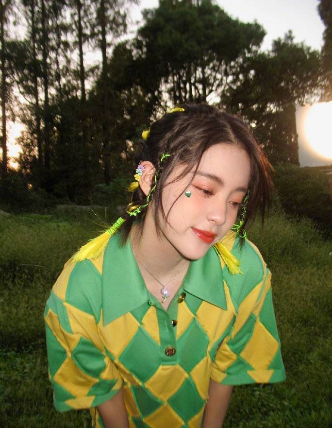 欧阳娜娜晒美照鬼马可爱 大眼睛迷人 