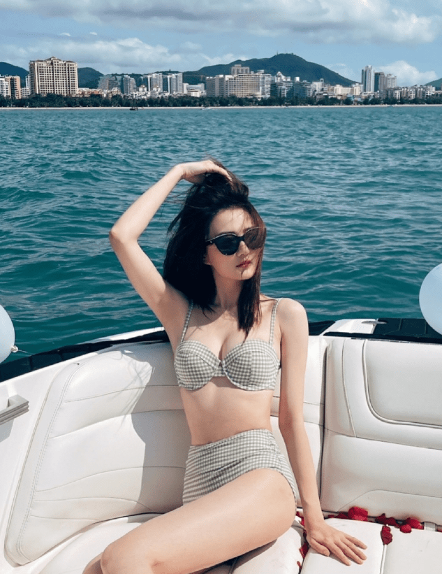 徐璐晒假期vlog 海边穿性感泳衣超惊艳 