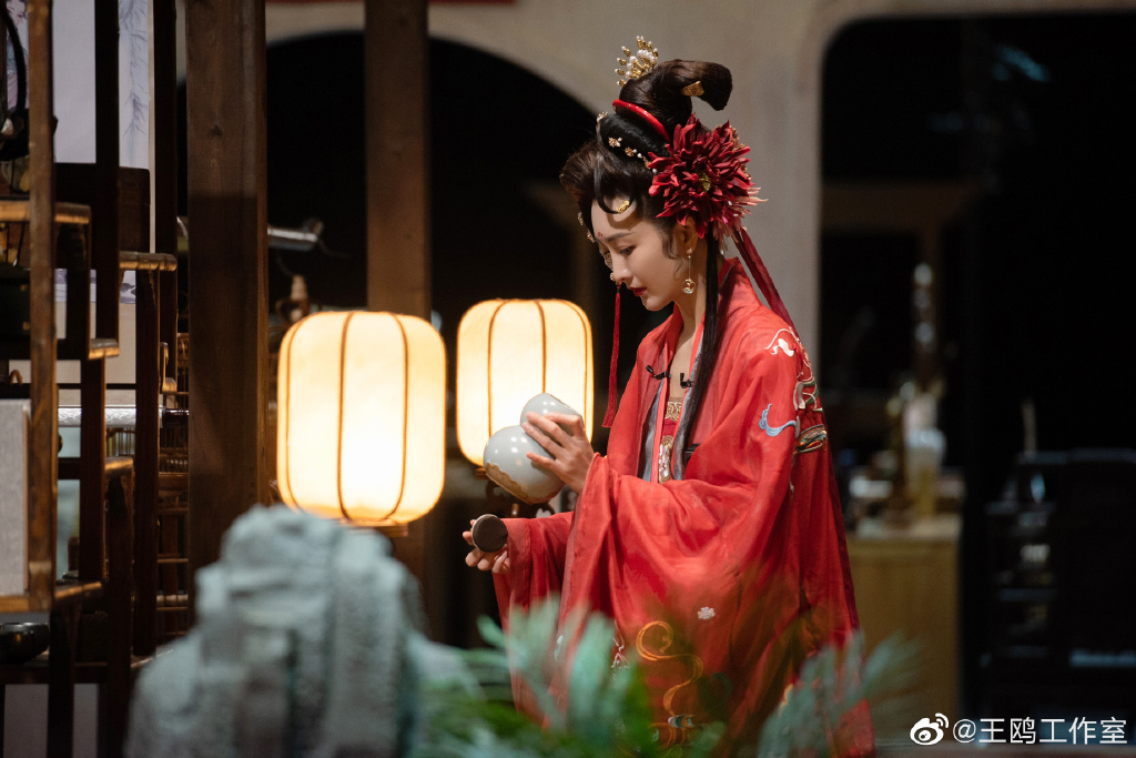 王鸥穿金丝红装持圆扇 眼波流转妩媚又性感 