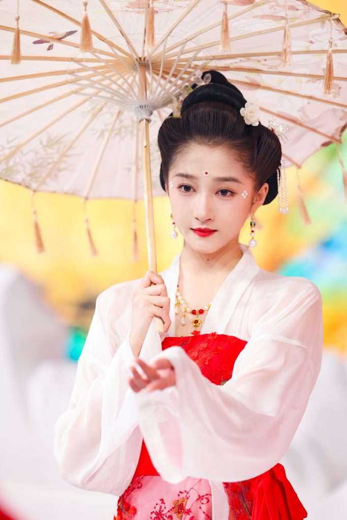 关晓彤古装造型释出 手撑油纸伞身姿婀娜 