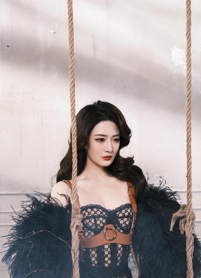 工作室晒徐璐性感美照 卷发红唇超迷人 