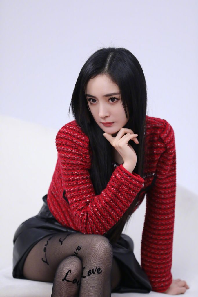 杨幂工作花絮曝光 公主切造型纯欲感拉满 