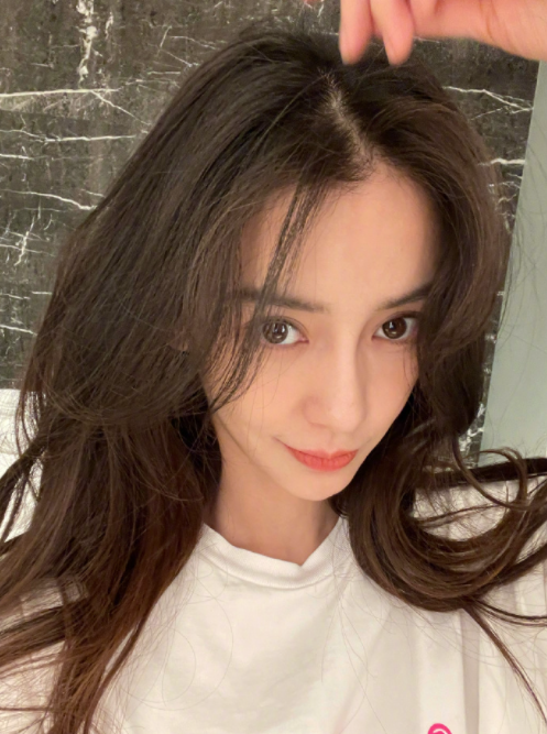 Baby晒自拍状态超好 嘟嘴歪头甜度满分 