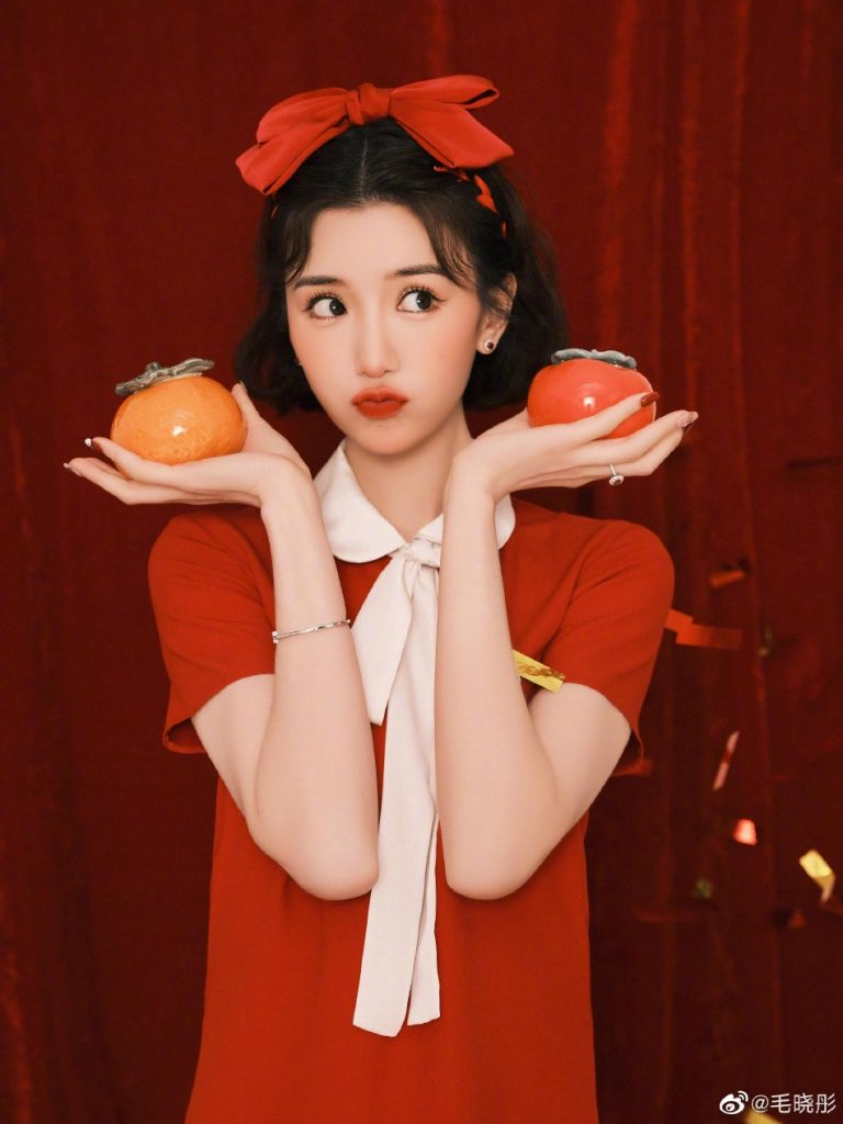 毛晓彤穿红色连衣裙甜美可爱 眼睛灵动 