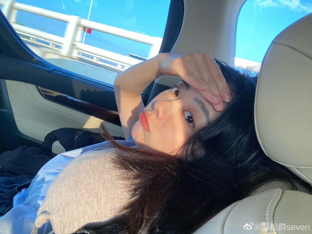 谭松韵晒车内随拍 甜笑wink暖化人心