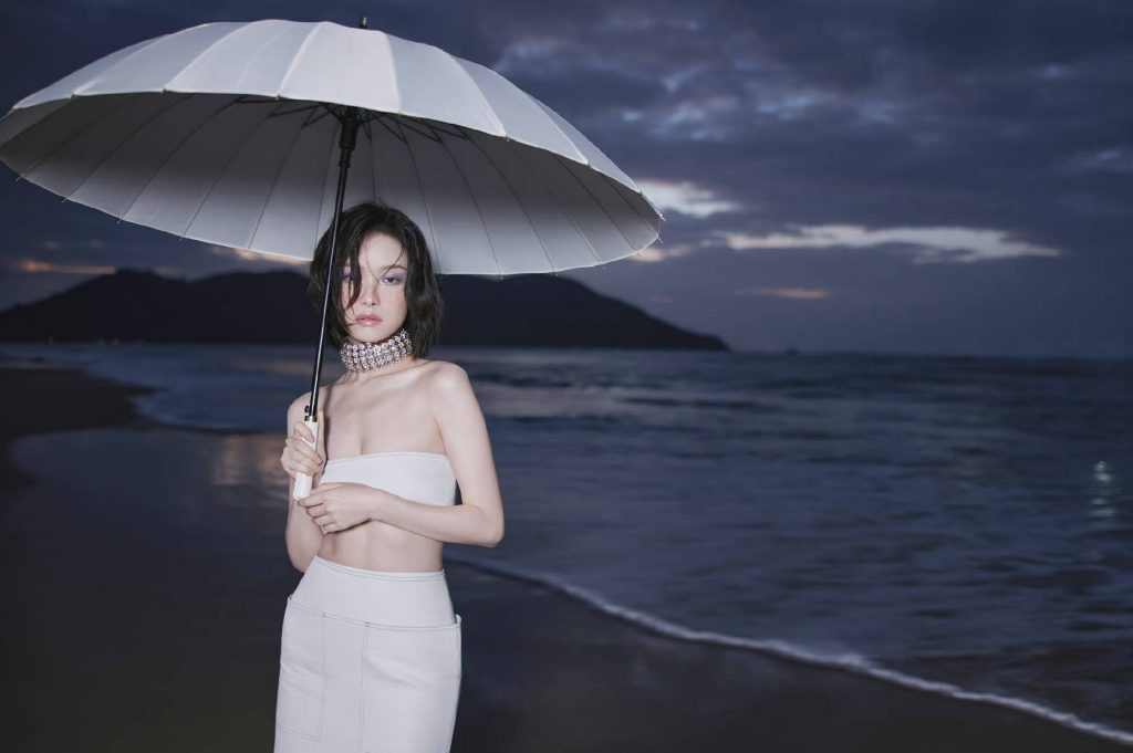 倪妮短发海边大片曝光 大秀马甲线 