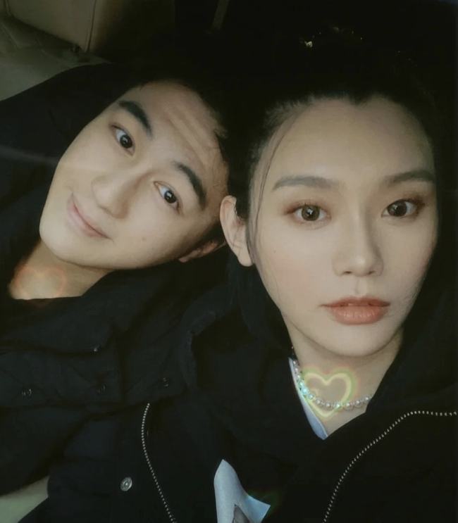 奚梦瑶情人节获老公送超大束玫瑰 