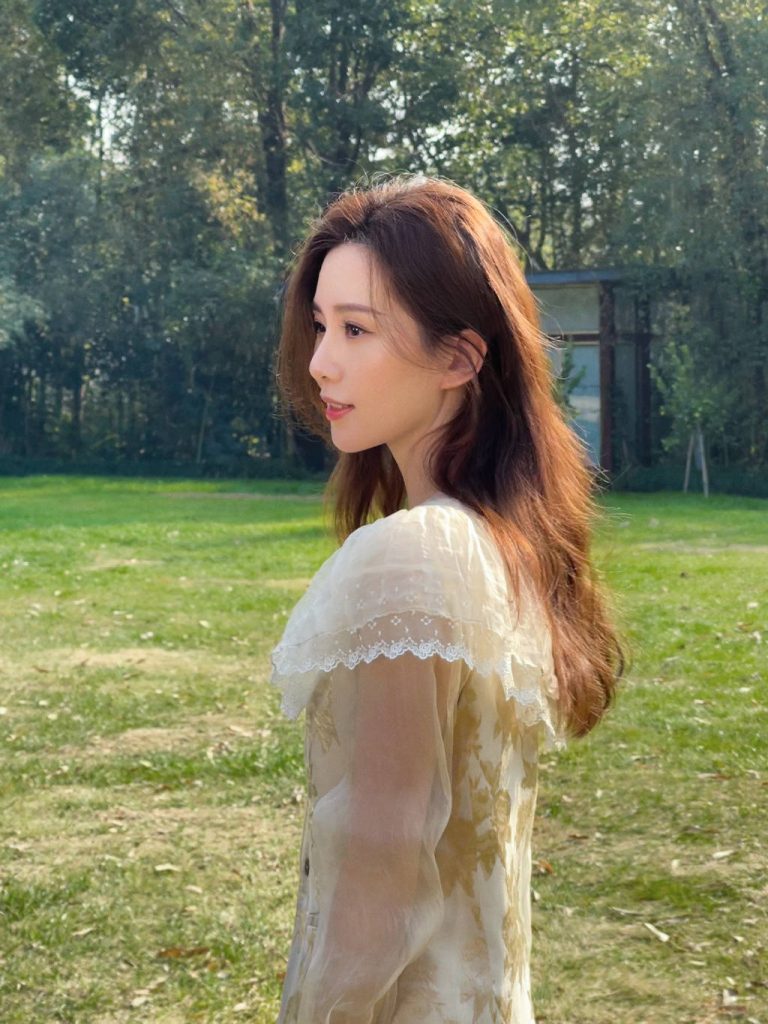 刘诗诗拍立春写真 身穿米白色长裙气质温婉 