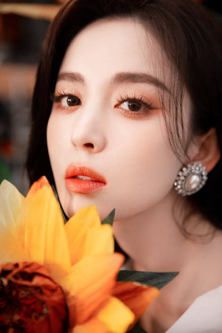 娜扎置身花丛似仙女 一袭白裙秀纤细锁骨 