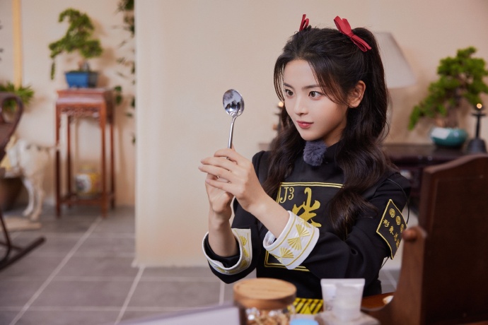 杨超越扎双马尾甜美可爱 举铁勺表情呆萌 