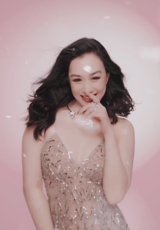 钟丽缇拍性感写真 秀窈窕曲线女人味十足 