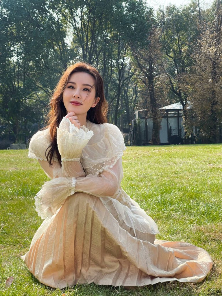 刘诗诗拍立春写真 身穿米白色长裙气质温婉 