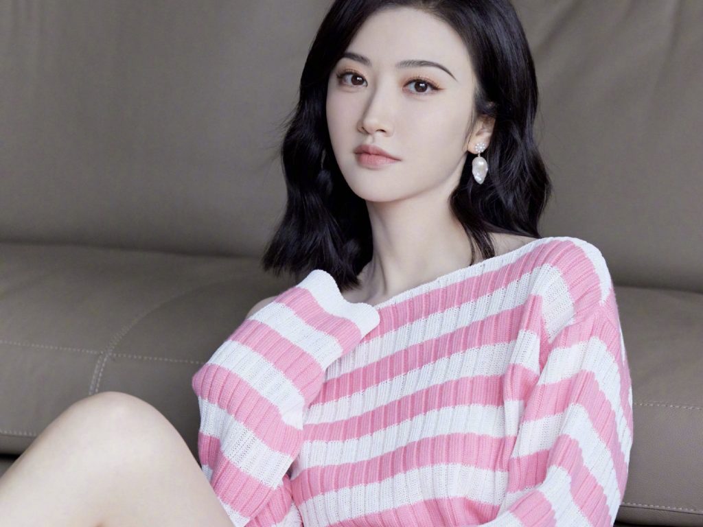 景甜穿粉白条纹套装大秀好身材 状态极佳 