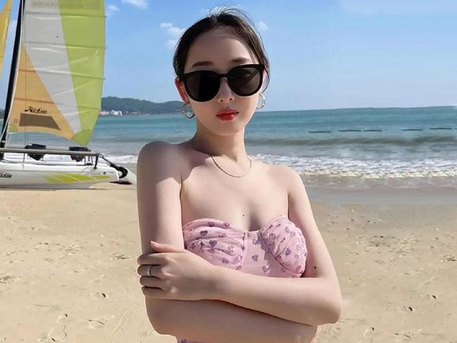 蒋梦婕穿粉色长裙度假，被指“状态不像90后” 