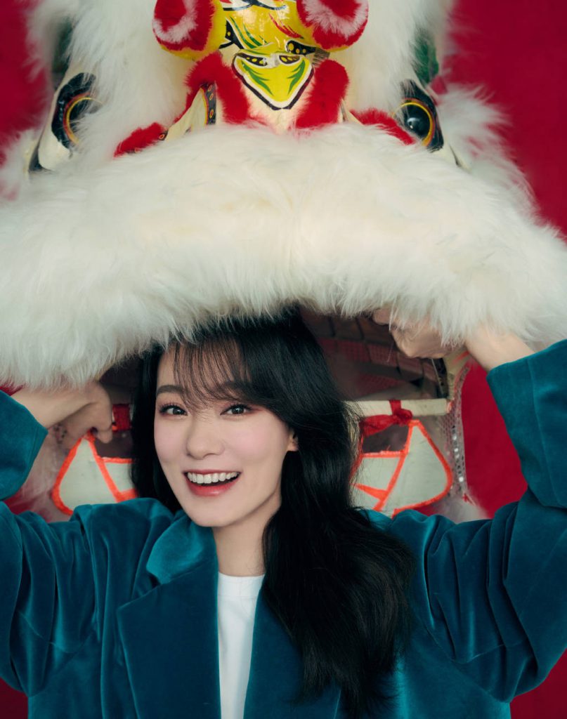 张小斐春晚造型写真释出 绿色大衣显优雅 
