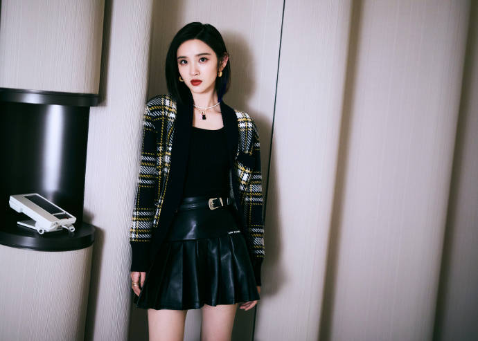 唐艺昕一身全黑look 捂嘴笑娇俏迷人 