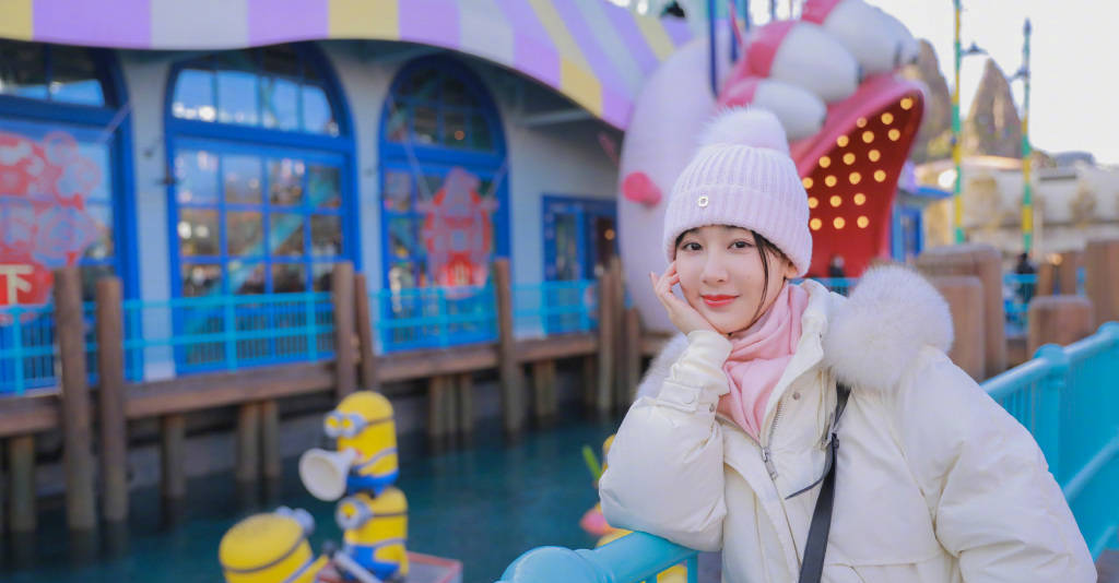 杨紫晒环球影城美照 戴毛线帽开心比V 