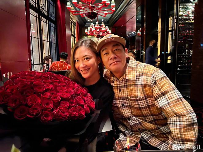 应采儿晒照庆祝结婚十二周年 手捧玫瑰与老公合影 