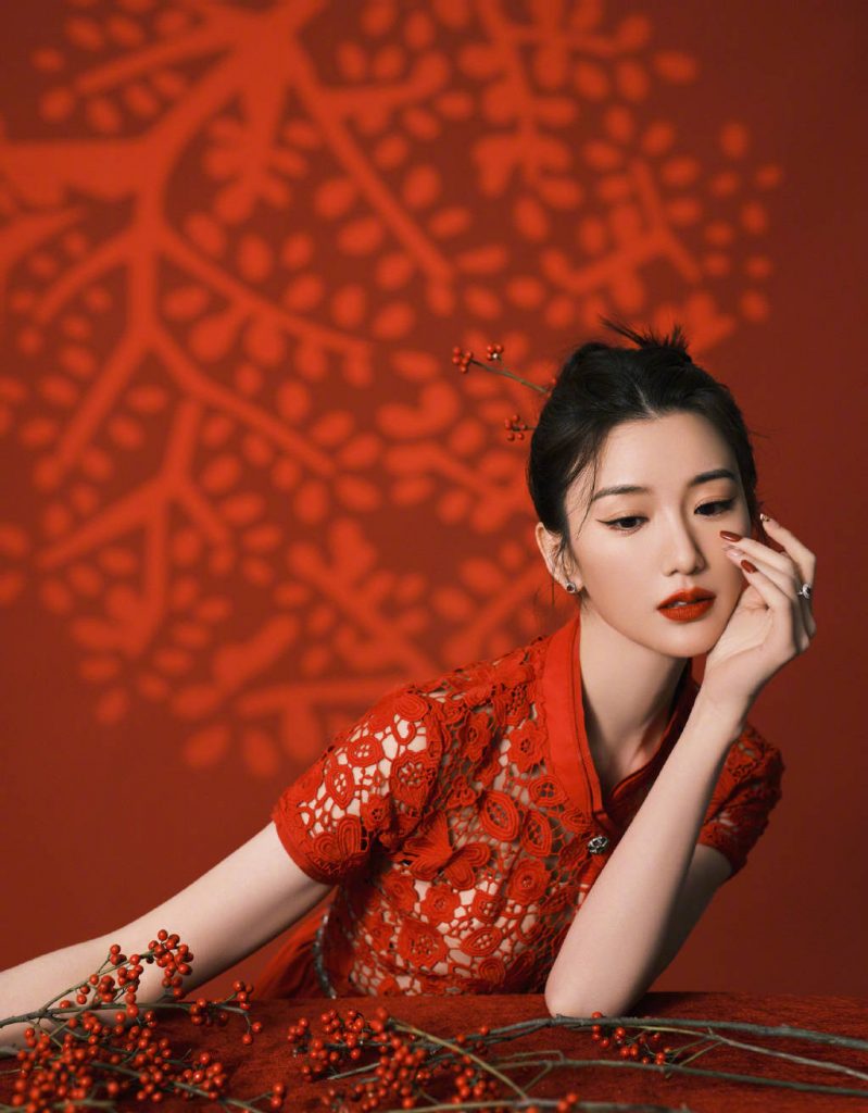 毛晓彤晒红裙美照喊话：妈妈我上春晚啦 