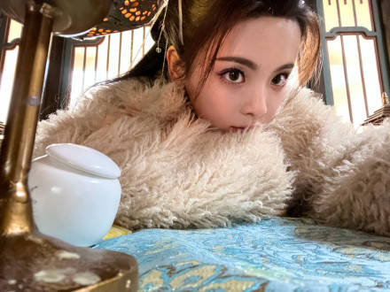 杨超越晒出剧组的工作照：在古代打工的日子 