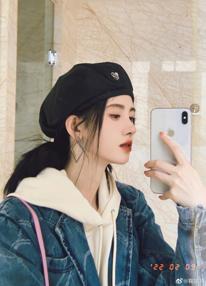 鞠婧祎晒对镜自拍 穿短裤秀出白皙长腿 